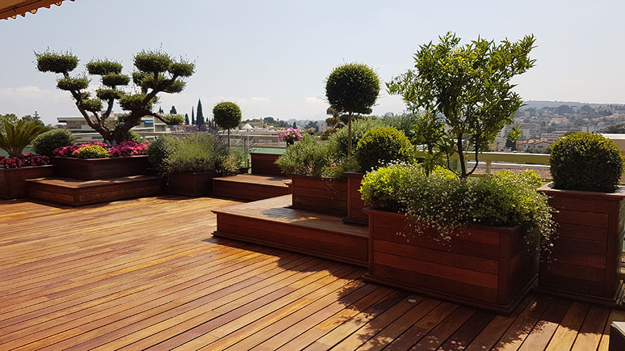 Une terrasse à un étage élevé d'un immeuble dont le parquet a été traité par les équipes Buttelli