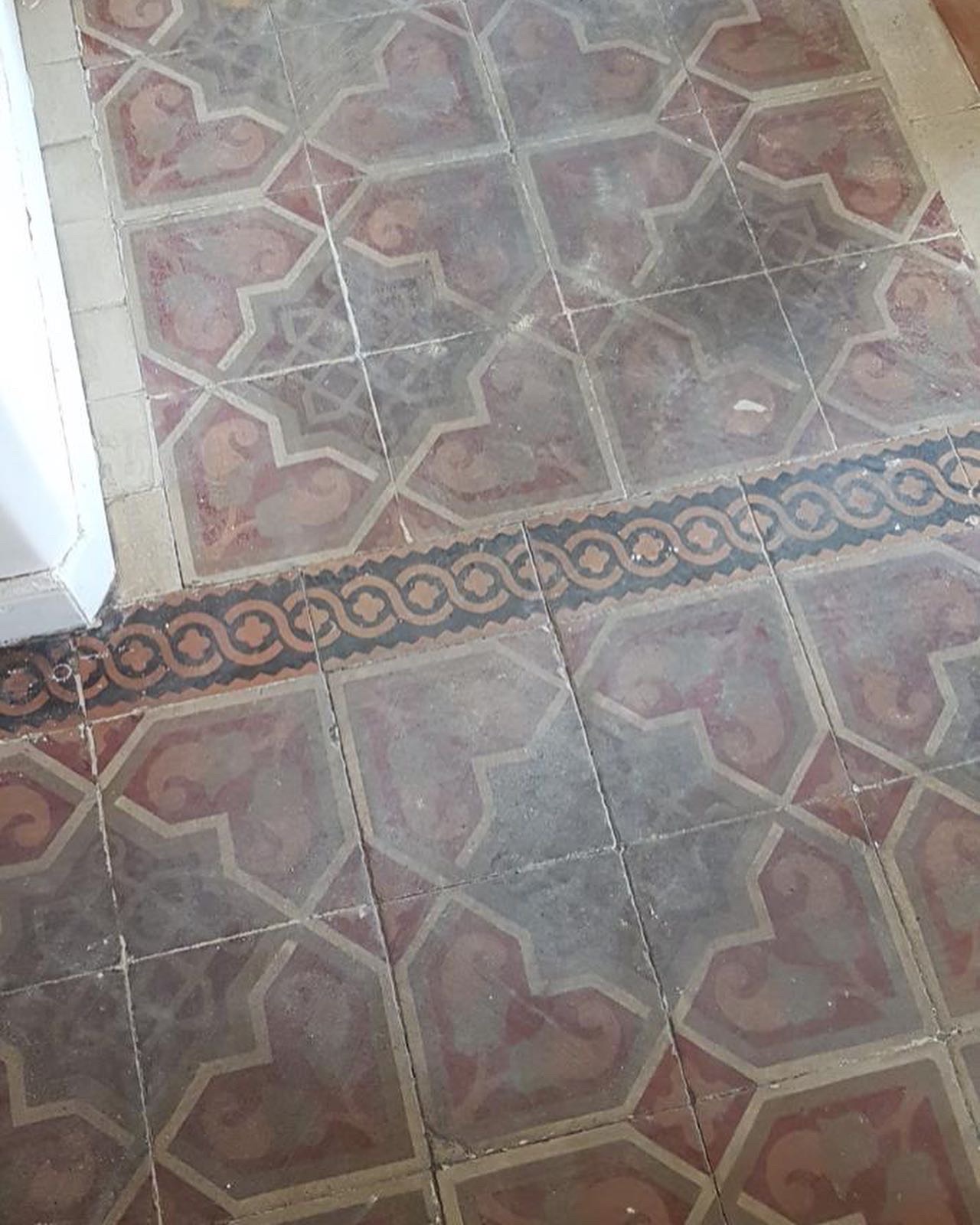 Un décapage et nettoyage d'un sol en carrelage