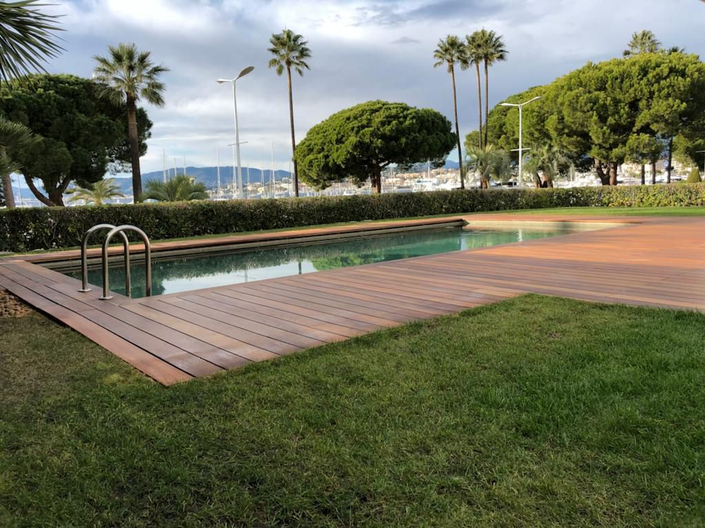 Une terrasse en bois avec piscine à Antibes