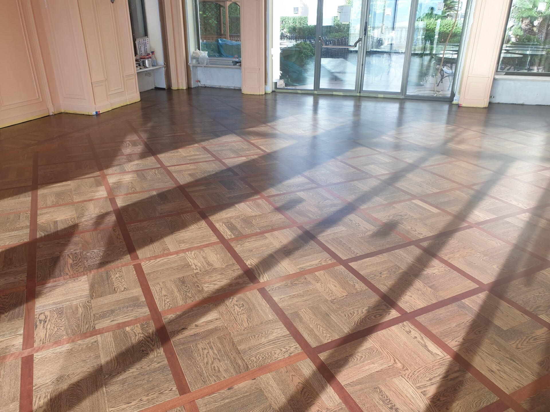 Un ponçage et une vitrification d'un parquet