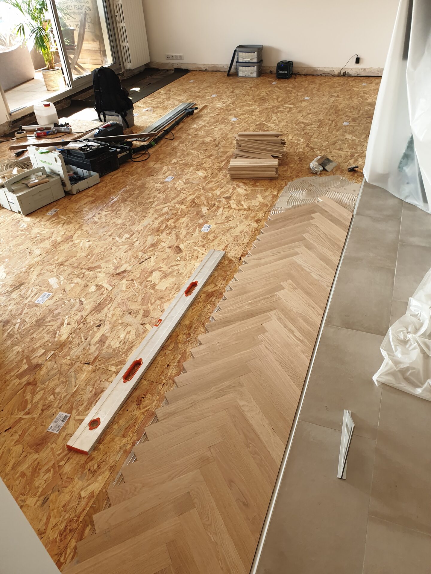 Une phot en cours de posage de parquet à batons rompus