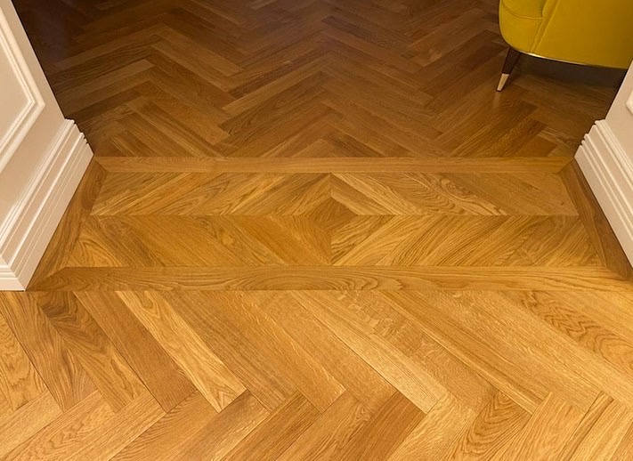 Le résultat après vitrification du tapis en parquet