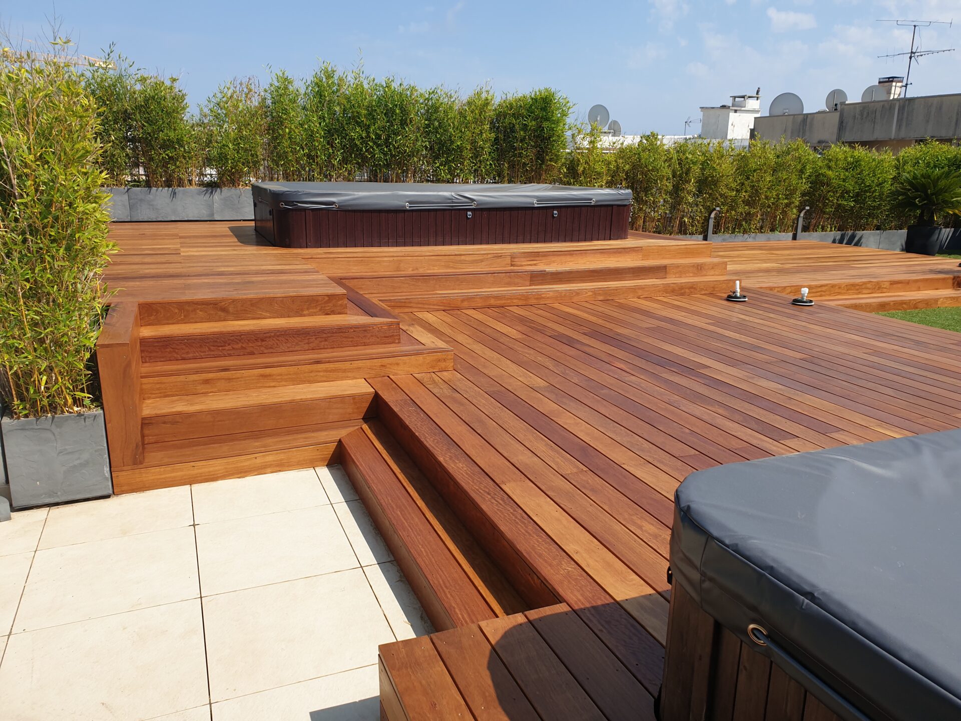 Une terrasse en bois de type parquet poncée et vitrifiée