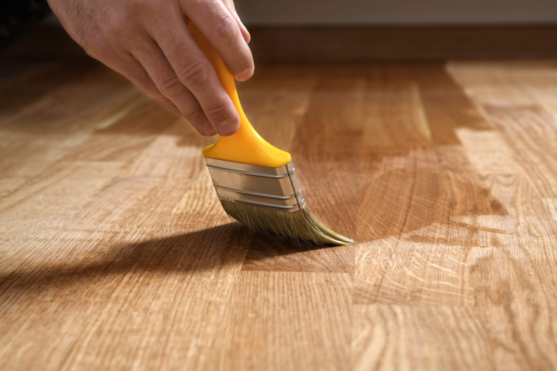 Réparer les lames d'un parquet abîmé