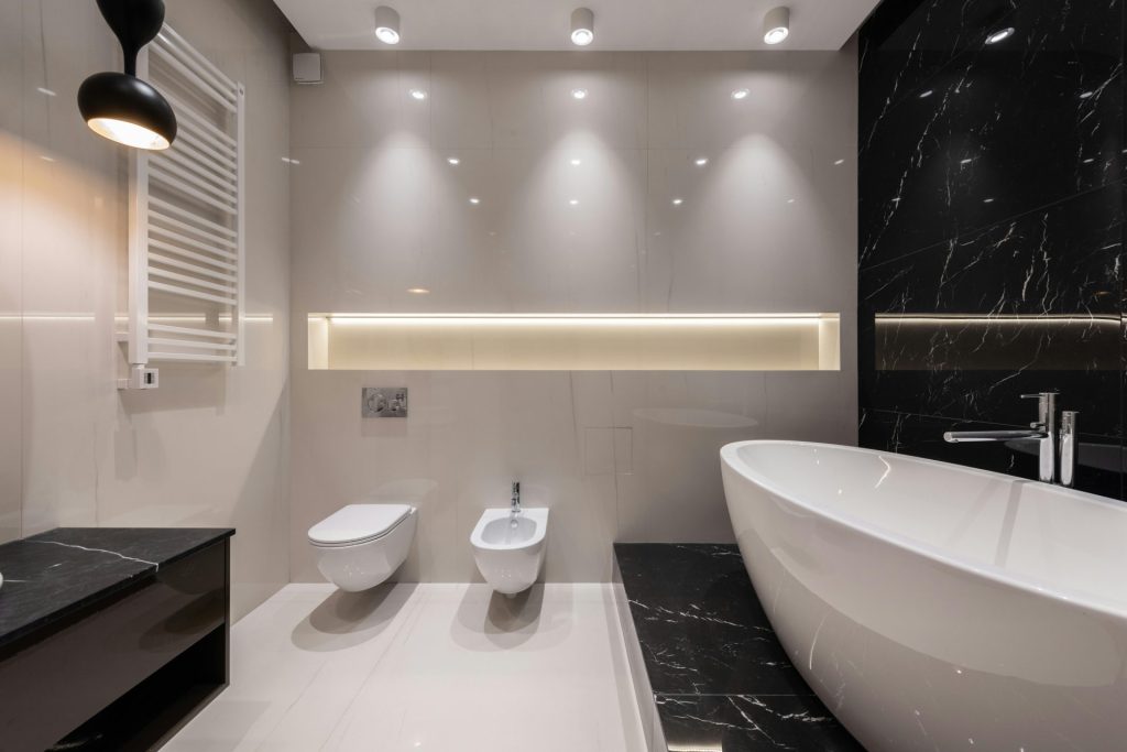 Revêtement de sol en marbre noir d’une salle de bain