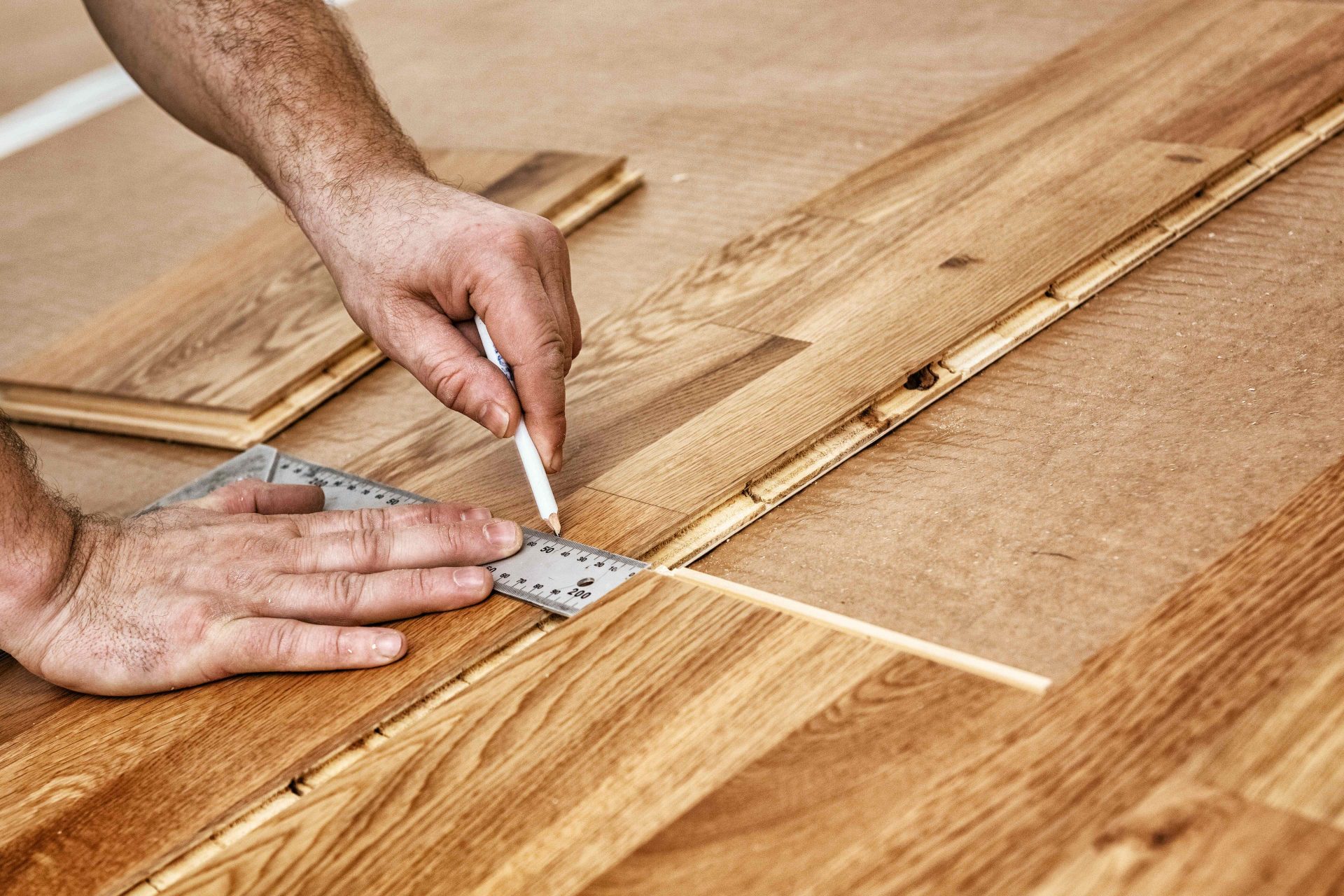 Pose et découpe d’un parquet en bois flottant