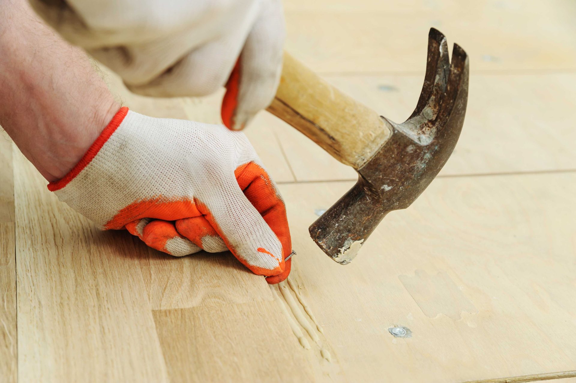 Pose clouée d’un parquet en bois