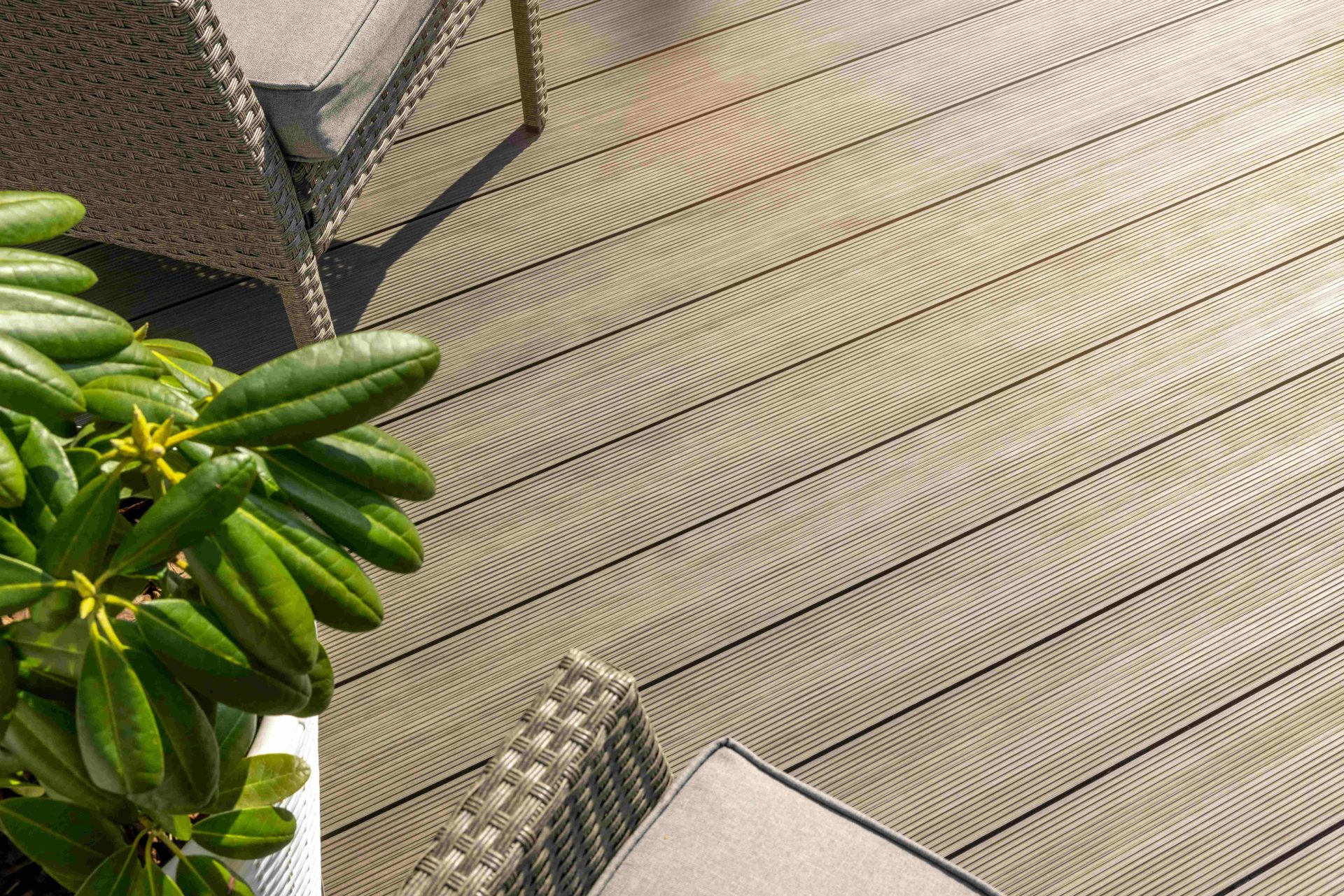Une terrasse extérieure en bois composite