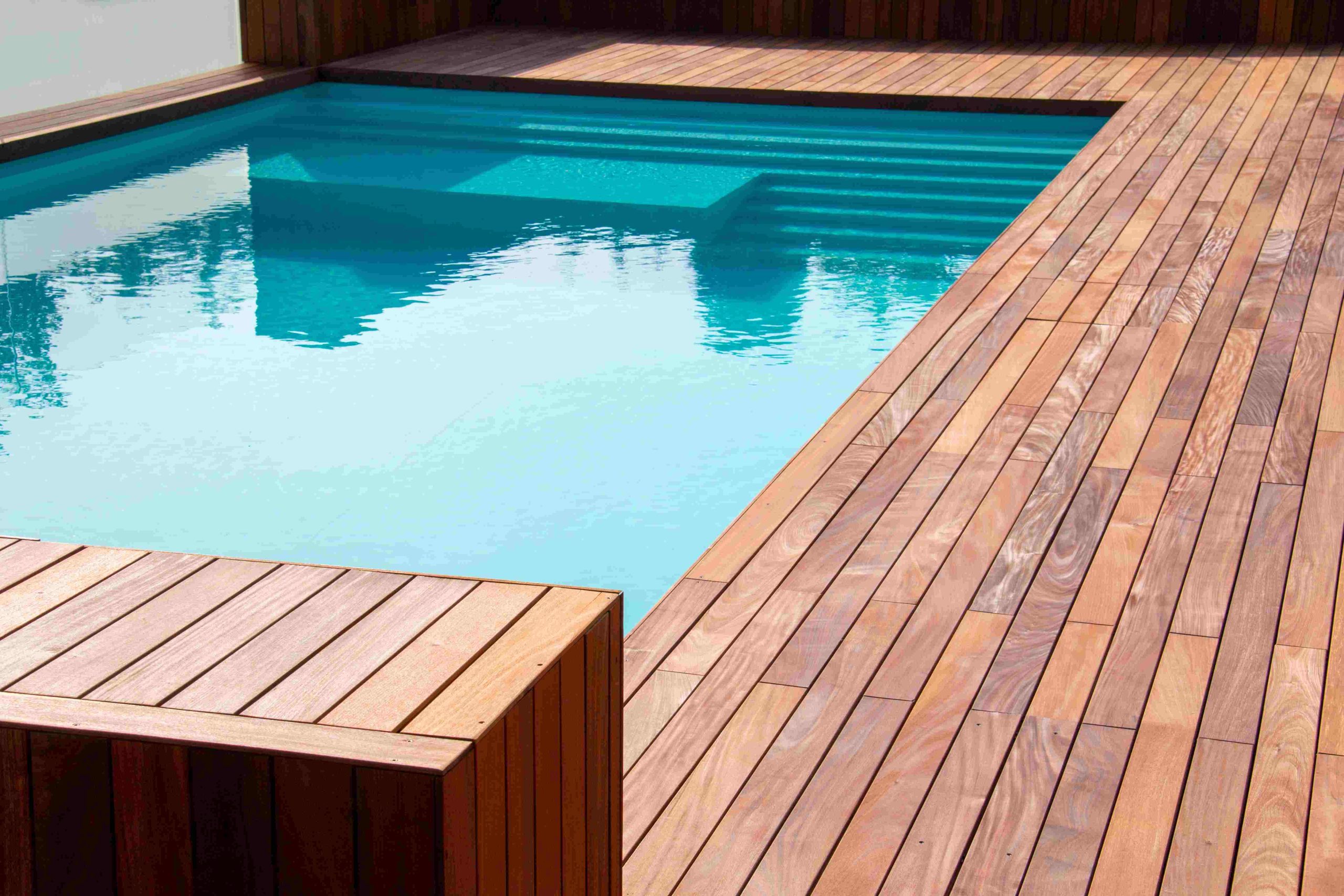 Une terrasse extérieure en bois exotique