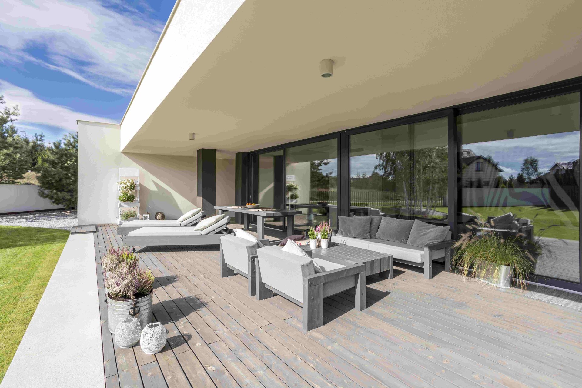 Une terrasse extérieure en bois